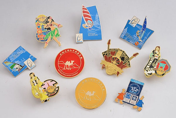 徽章訂制真琺瑯徽章和仿琺瑯徽章有什么區(qū)別？