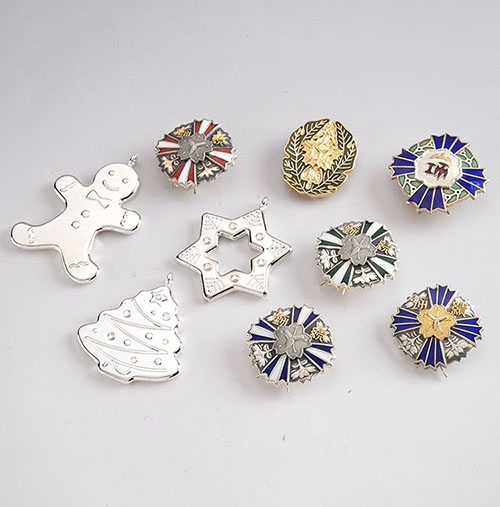 定制徽章廠家 ：烤漆金屬?；沼惺裁刺攸c？